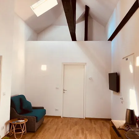 Anita Πανσιόν *